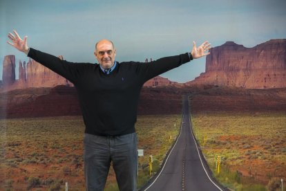 Xavier Bosch fotografiat amb un fons ‘exòtic’ al barri Noguerola de Lleida.