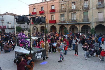 El grup d’animació Iguana Fine va prendre la plaça de la Vila amb l’espectacle ‘Highway to Kingston’.