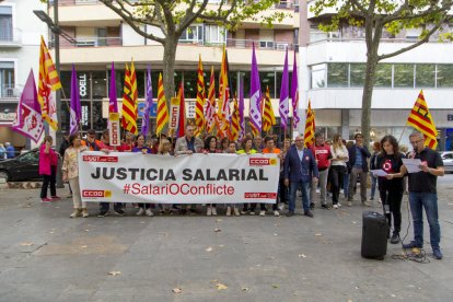 Dos representants de CCOO i UGT llegint un manifest a la concentració davant la COELL.