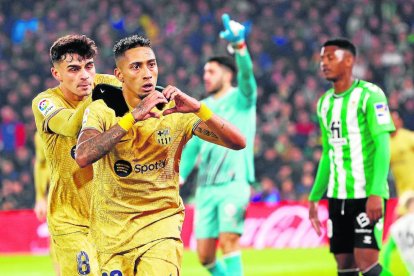 Raphinha celebra el gol con el que abrió el marcador, con Pedri a su espalda.