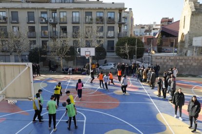 Un moment de la inauguració, ahir, de la nova pista de bàsquet de la Panera.