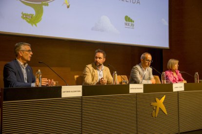 Antonio Alcántara, a l’esquerra, a la presentació de les jornades ahir al CaixaForum de Lleida.