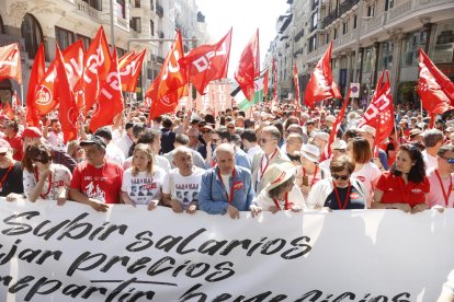 Els líders d’UGT, Josep Maria Àlvarez, i de CCOO, Unai Sordo, encapçalen la manifestació a Madrid.