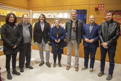 La premiada (al mig), amb les autoritats i membres del jurat.