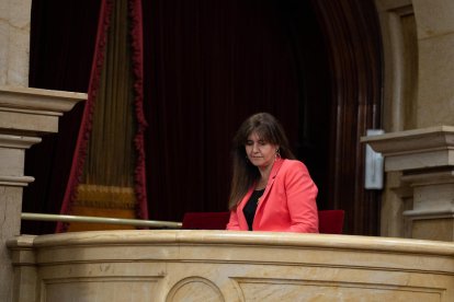 Borràs, d’espectadora durant una sessió plenària al Parlament durant el mes d’abril passat.