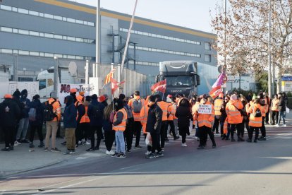 Bloqueig de la sortida de camions al centre logístic del Prat.