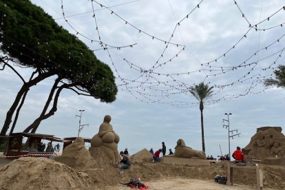 Algunes de les figures de sorra que es podran visitar fins al proxim 6 de gener a la platja de la Pineda de Vila-seca