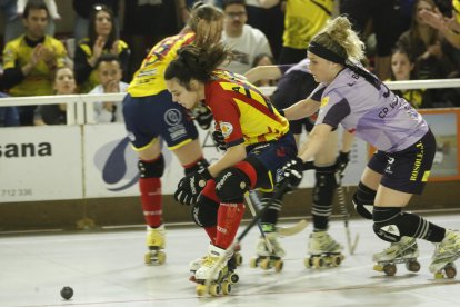 Laura Barcons intenta prendre la bola a una jugadora del Manlleu, durant el partit d’ahir.