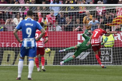 Stuani, en el moment en què va marcar de penal el 2-1 amb el qual el Girona va vèncer l’Espanyol.