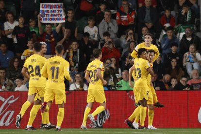 Els jugadors celebren un gol de Lewandowski.