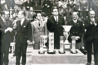 Andrés Viola, alcalde de Balaguer; Joaquín Viola, procurador en Cortes; Aparicio Calvo Rubio, gobernador civil; Juan Gich, delegado de Deportes, y Anselmo López, presidente de la Española, en la inauguración del pabellón.