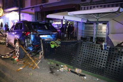 Los destrozos causados por el turismo al invadir la terraza del local de la avenida Alcalde Porqueres