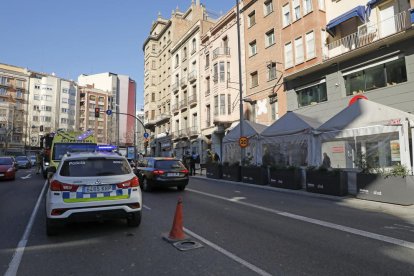 Vista de los servicios de emergencias ayer delante del local. 