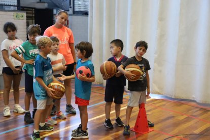 Un grup de nens durant una de les activitats d’Esportmania al pavelló de Pardinyes.