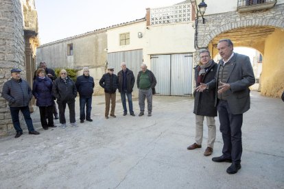 El president de la corporació, al nucli de Sant Guim.