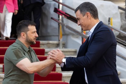 El president ucraïnès Volodímir Zelenski saluda Pedro Sánchez després de la seua reunió a Kíiv.