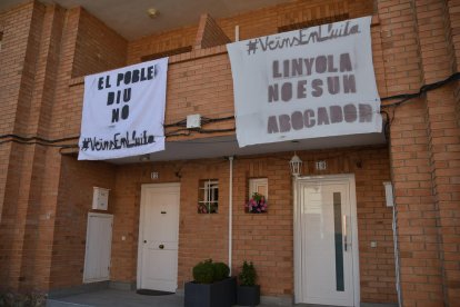 Dos de las pancartas que han colgado los vecinos de Linyola. 