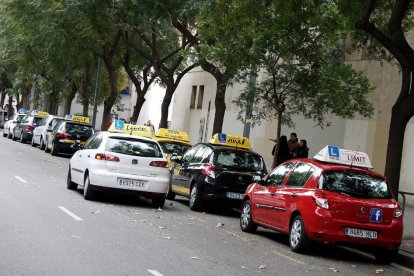 Imatge d’arxiu de vehicles d’autoescola.