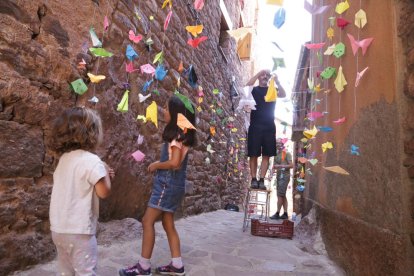 Uno de los artistas instala su obra en una de las calles de Vilamur.