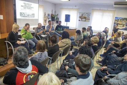 La sala de plens es va omplir ahir a vessar amb una taula redona.