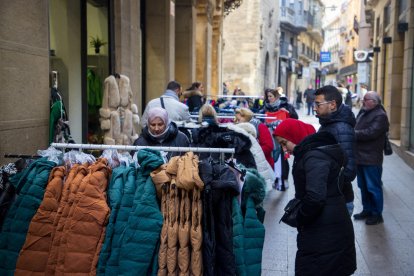 Imatge d'arxiu d'un Mercat de les Rebaixes, al carrer Major de Lleida.