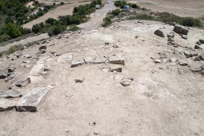 De la entrada al poblado se conservan restos del umbral y muros.