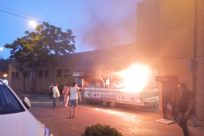 Foc en una food truck - Ahir a la nit hi va haver un aparatós foc en una parada mòbil de les festes del Secà de preparació de cotó de sucre. Pel que sembla, no hi va haver ferits.