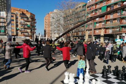 El Diccionari etimològic de la llengua catalana de Joan Coromines narra les aventures dels mots catalans com la millor de les novel·les. De ‘clot’ diu que és pre-romà i que està relacionat amb d’altres de sentit similar en grec, prussià o ...