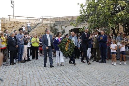 Joan Talarn, Tània Verge, Miquel Pueyo i Bernat Solé, en el moment de l’ofrena a la Seu Vella.