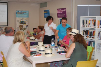 Voluntarios de Adamo ofrecieron a finales de julio un taller de nuevas tecnologías en la biblioteca Màrius Torres de Vinaixa. 