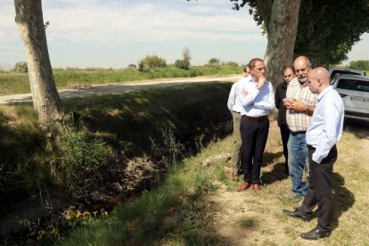 El subdelegat del govern espanyol a Lleida, José Crespín, el delegat del govern espanyol a Catalunya, Carlos Prieto, i el responsable de regadius d'UP, Jaume Pedrós, al costat d'un tram de la segona séquia principal del canal d'Urgell a Linyola