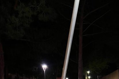 El turismo quedó empotrado contra una farola en la plaza Galícia. 