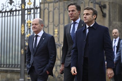 Els dirigents d’Alemanya, Olaf Scholz; Països Baixos, Mark Rutte, i França, Emmanuel Macron, a Praga.