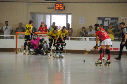 Jugadores del Vila-sana defensen un llançament del Palau de Plegamans.