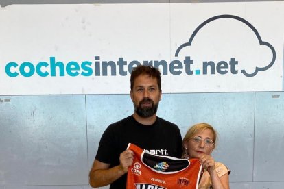 Òscar Navarro, junto a la presidenta del Alpicat Paqui Galeano.