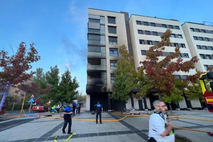 L’edifici en què es van incendiar els baixos dijous a Alcorcón.