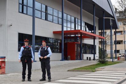 Les agents Claudia i Rosa, a la comissaria dels Mossos d’Esquadra a la Seu d’Urgell.