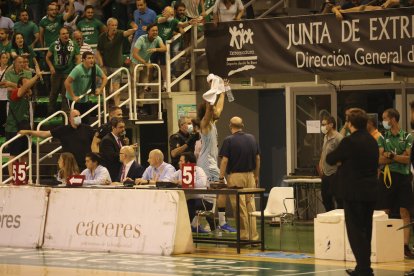 Michael Carrera abandona la pista antes de acabar el partido saludando a una afición encendida.