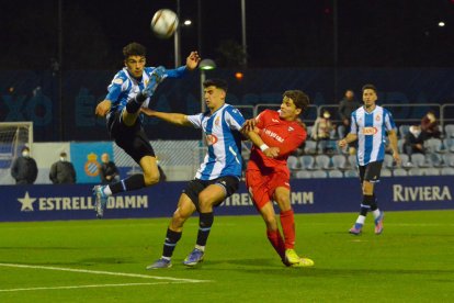 Febas pugna por un balón con la defensa del Espanyol.