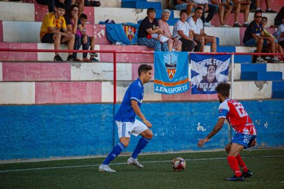 Campins, con la posesión de balón ante la presión de un rival.