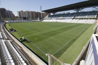 Foto de archivo de los últimos trabajos de instalación del nuevo césped  en el Camp d’Esports en 2016.