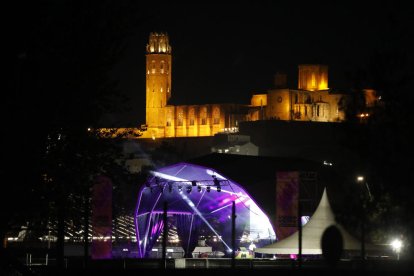 Un dels escenaris del festival amb la Seu Vella de fons.