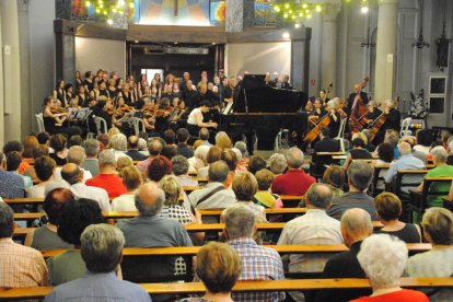 Ars Medica, juntament amb els cors Drassanes i Stabat Mater, en ple concert.