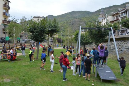 Canalla jugant a la zona estrenada del parc del Riuet.