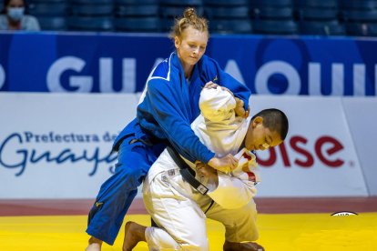 La lleidatana Ai Tsunoda, a terra, ahir durant el combat de semifinals davant de l’alemanya Bock.