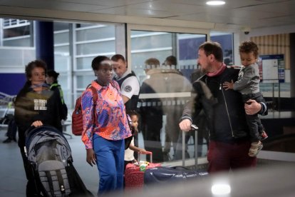 Varios evacuados en el aeropuerto parisino Charles de Gaulle.