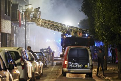 Efectivos de los bomberos durante las labores de extinción a última hora de la noche del martes.