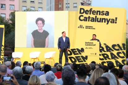 Marta Rovira, participant en un míting al costat d’Oriol Junqueras i Pere Aragonès el 6 de juliol.