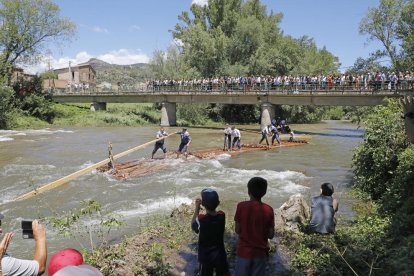 Centenars d’espectadors observaven com els rais baixaven per la Noguera Pallaresa.