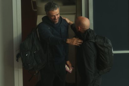 Luis Enrique i Rubiales se saluden després d’aterrar a Madrid.